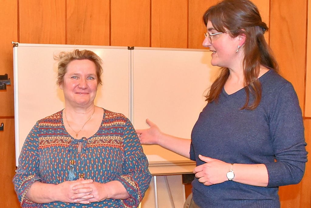 Nicole Gallinat und Annett Bohse-Sonntag (r.) stellten den Verbandsgemeinderäten das Engagementzentrum und dessen Leistungen vor.