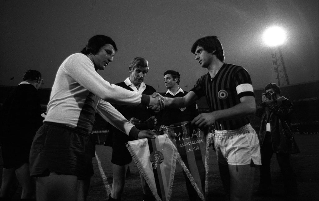 Die Kapitäne Manfred Zapf (l.) und Gianni Rivera (r.) tauschen vor Anpfiff in Rotterdam die Wimpel.