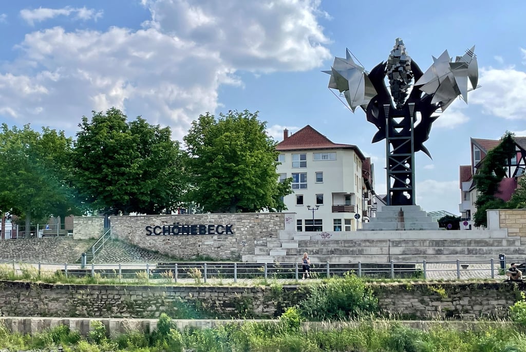 Die Salzblume ist eines der markantesten Wahrzeichen der Stadt Schönebeck. Doch das metallene Kunstwerk ist in Gefahr - der Kot von Tauben setzt dem Bauwerk aggressiv zu.