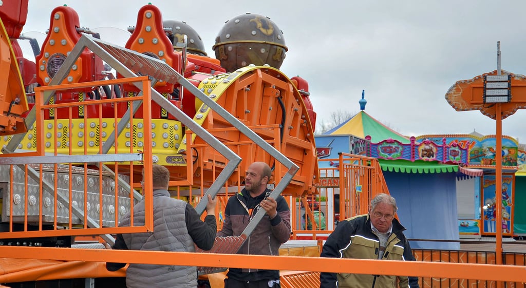 Es ist Frühjahrsmarkt-Zeit. Eine der Attraktionen ist die Time-Machine - hier am Donnerstag noch im Aufbau befindlich - mit der am Freitag ins Rummelvergnügen gestartet werden kann.