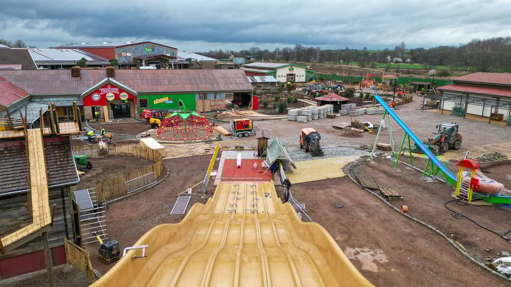 Die Senfrutsche in Karls Erlebnis-Dorf in Döbeln ist 13 Meter hoch und 25 Meter lang.