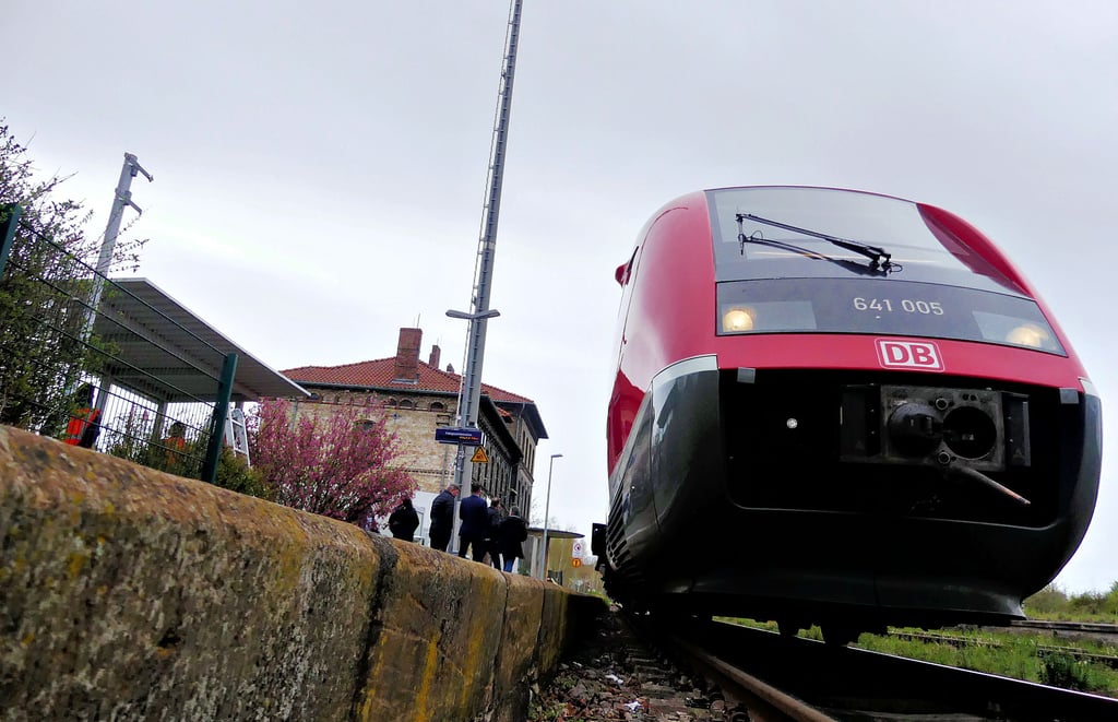 Der Bahnhof Querfurt ist einer von sieben Haltepunkten, die bis Juni erneuert werden. Die Bahnsteigkante wächst auf 55 Zentimeter Höhe.