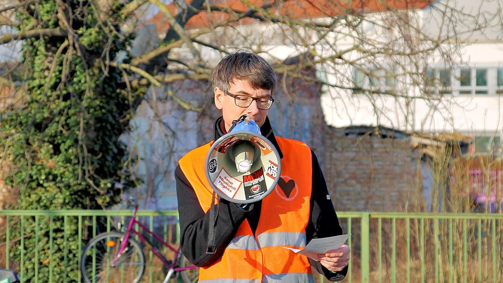 Christoph Eichert als Sprecher bei einer Demo der Letzten Generation in Halle im März 2024.