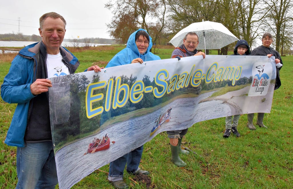 Der langjährige Camp-Aktivist Thoralf Winkler (l.) gestaltete ein neues Banner für das Elbe-Saale-Camp in Barby. Ihm zur Seite standen bei einem regnerischen Arbeitseinsatz vor wenigen Tagen die Mitstreiter Jutta Röseler, Hartmut Engmann sowie Anton und Kerstin Wunderlich. 