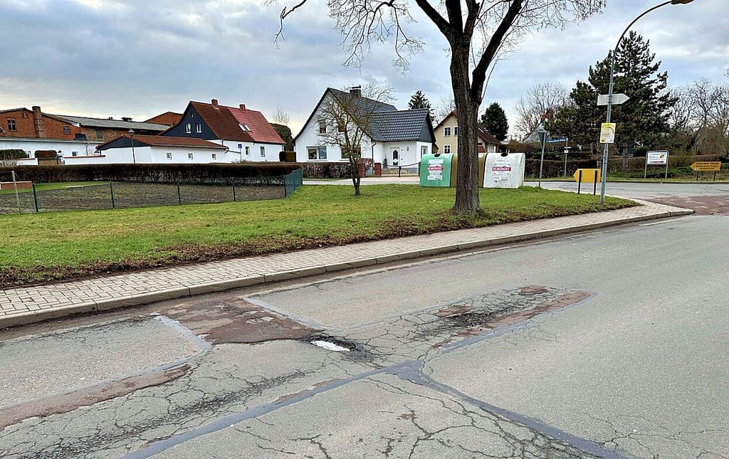 Die Ortsdurchfahrt der K 1301 in Tarthun weist etliche Schlaglöcher auf und muss dringend erneuert werden.