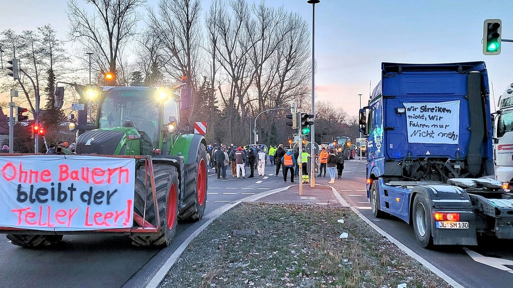 Im Januar protestierten Landwirte und unternehmer vor dem Genthiner Wasserturm jetzt folgt eine Veranstaltung auf dem Marktplatz. .