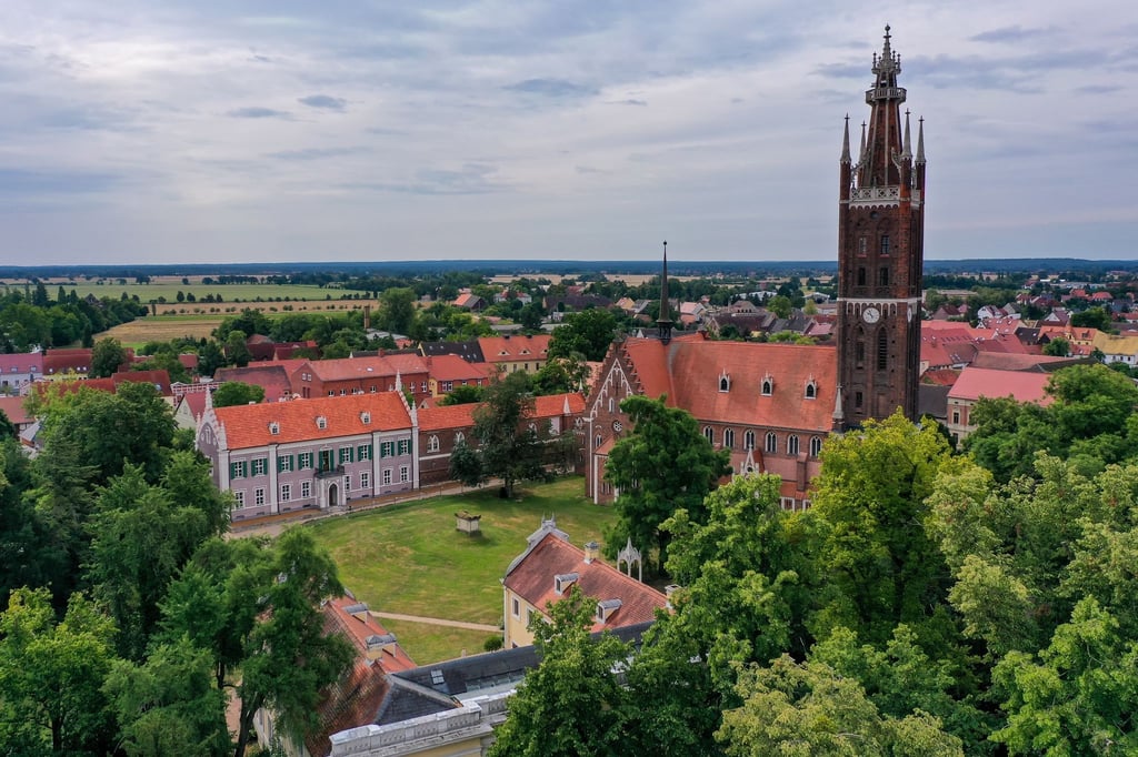Haus der Fürstin im Gartenreich Dessau-Wörlitz (rechts die Kirche Sankt Petri).