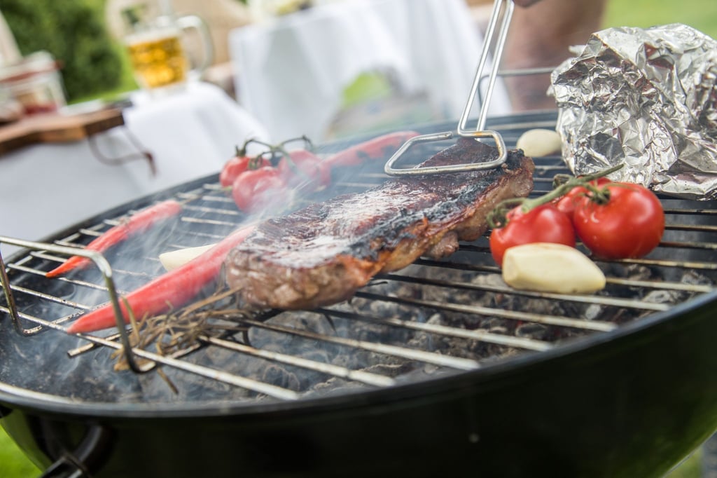 Blöd, wenn es ausgerechnet jetzt anfängt zu regnen. Den glühenden Grill dann in geschlossene Räume zu verlegen, ist allerdings sehr gefährlich.