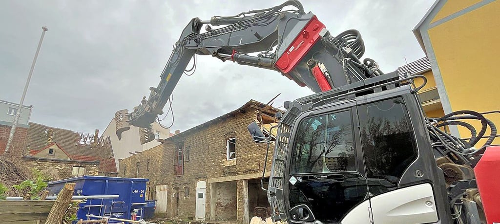 Der Bagger der Firma XY aus Zwickau frisst sich langsam durch das Nebengelass des Reuterhauses in der Bitterfelder Burgstraße.