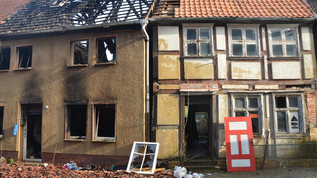 In der Altstadt von Werben im Landkreis Stendal ist Anfang März 2024 ein Fachwerkhaus niedergebrannt. Die Bewohnerin wurde erst vermisst, später tot geborgen.