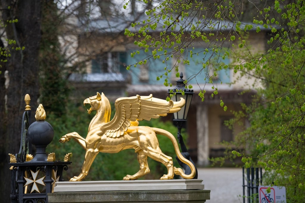 Die vergoldete Figur auf den Säulen neben dem Greifentor am Kleinen Pförtnerhaus des zum Bestand der Stiftung Preußische Schlösser und Gärten Berlin-Brandenburg (SPSG) gehörenden Schloss Glienicke.