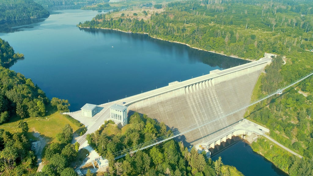 Das Luftbild macht die Dimensionen deutlich – die Staumauer der Rappbodetalsperre ist rund 85 Meter hoch. Im Vordergrund die Hängebrücke Titan.
