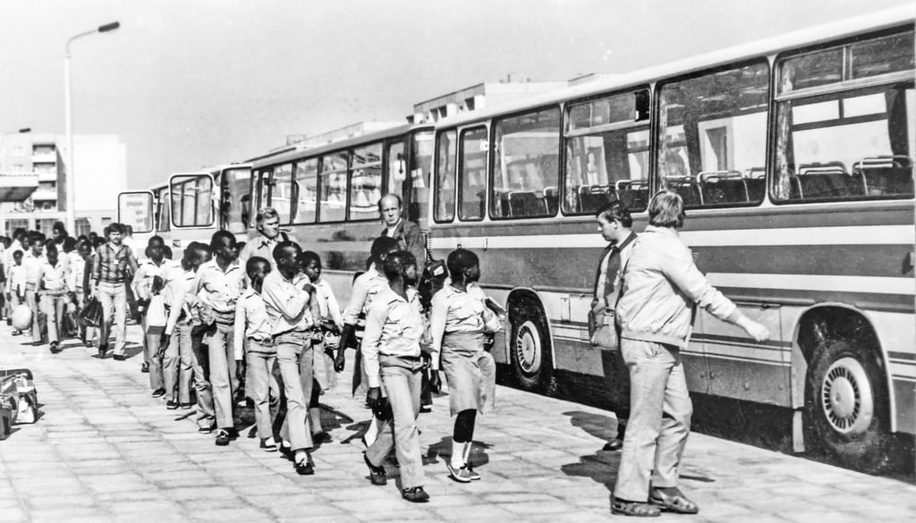Einheitlich gekleidet, in Reih und Glied: Die Schülerinnen und Schüler der Staßfurter „Schule der Freundschaft“ kamen aus Mosambik in die DDR.