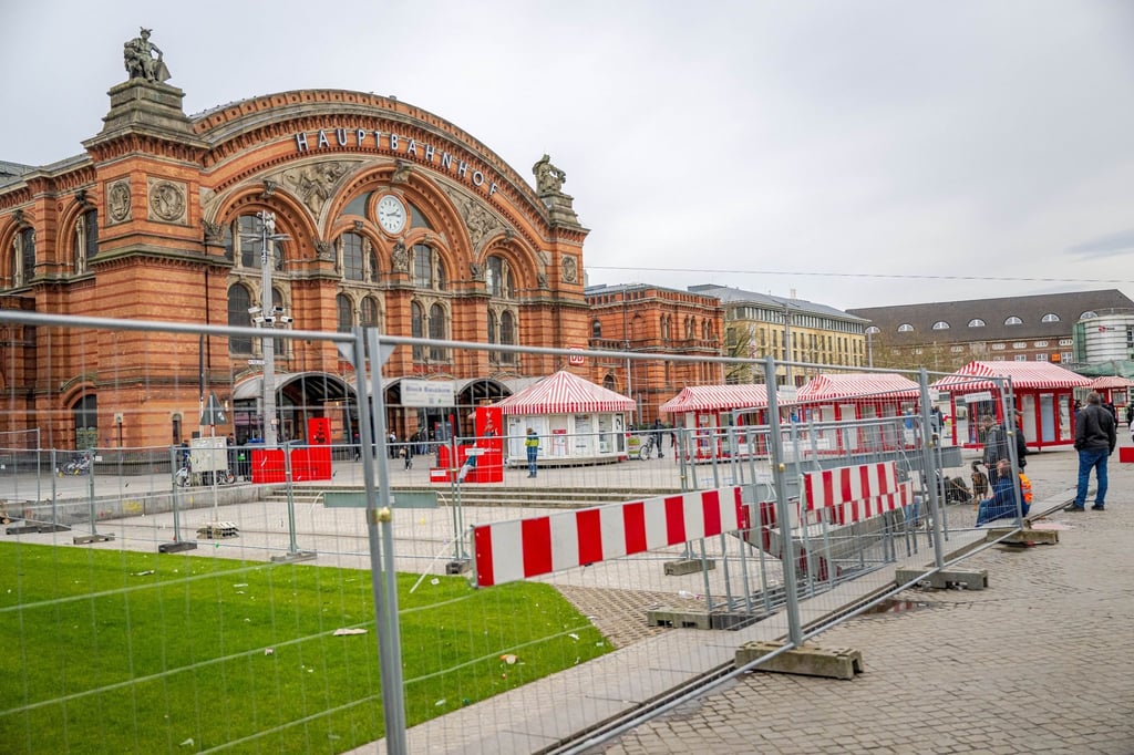 Eine Sitzfläche vor dem Bremer Hauptbahnhof ist mit Zäunen abgesperrt.