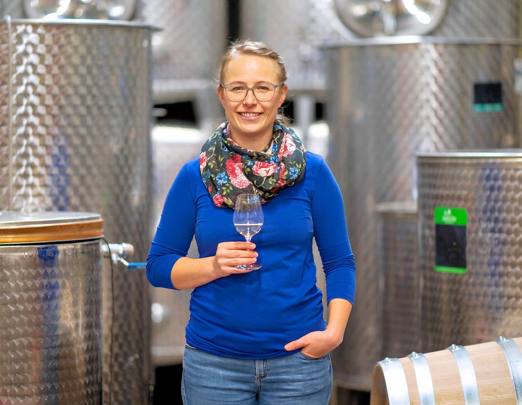 Elisabeth Born betreibt mit Ehemann Jochen in Höhnstedt ein seit 2022 Bio-zertifiziertes Weingut.