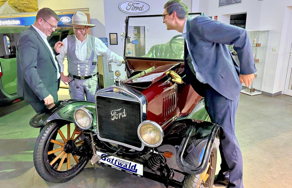 Christian Tylsch, Kreishandwerkermeister Enrico Reinecke und Sepp Müller (von links) fachsimpeln an einem Oldtimer.