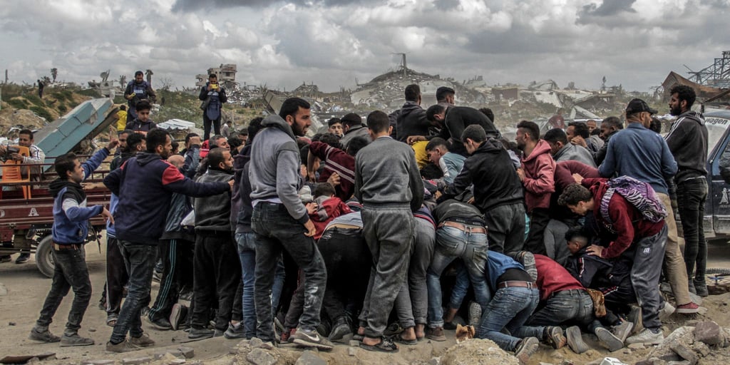 Menschen drängen sich um Pakete mit humanitärer Hilfe, die über dem nördlichen Gazastreifen abgeworfen wurden. Israel hat „sofortige Schritte“ zur Erhöhung humanitärer Hilfe für die Zivilbevölkerung beschlossen.