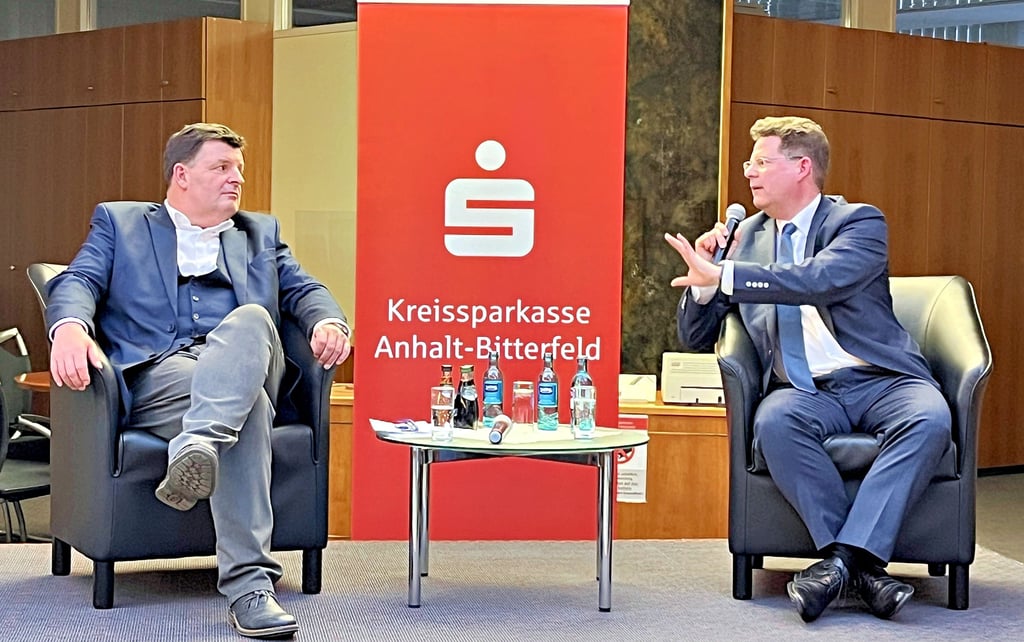 Thomas Brockmeier und Oliver Holtemöller (r.) diskutieren im Wirtschaftsgespräch über Herausforderungen in Ostdeutschland.