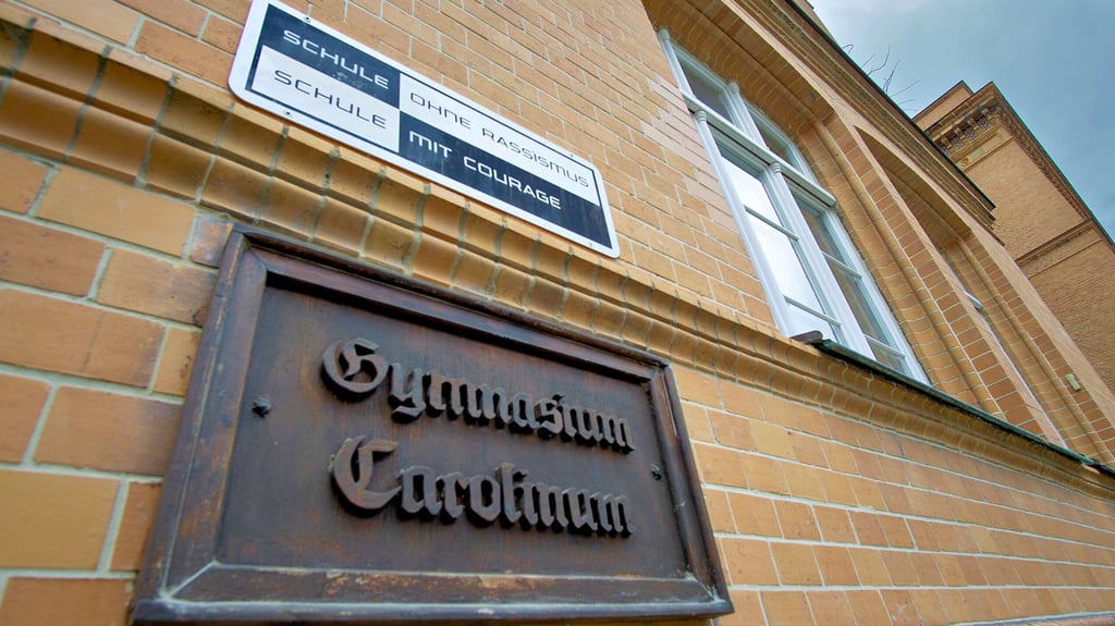 Die Netzwerkschulen erhalten ein Schild, das sie am Eingang ihres Gebäudes anbringen können – wie hier am Carolinum.