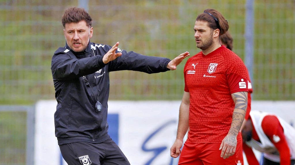 Stefan Reisinger (l., mit Dominic Baumann) leitete am Freitag sein erstes Training beim HFC.