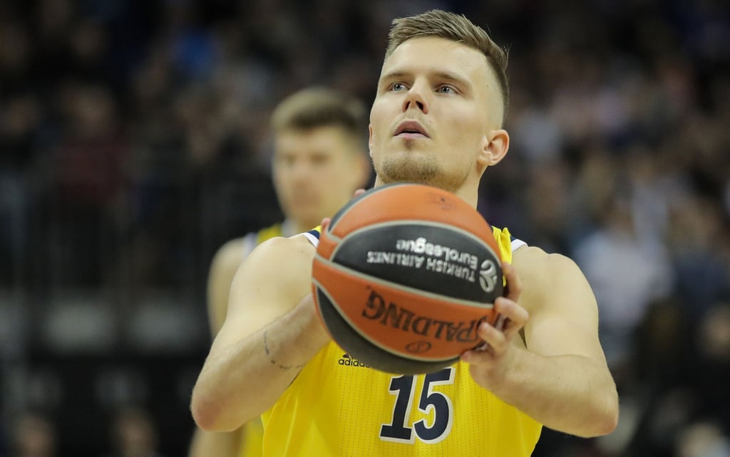 Albas Martin Hermannsson wirft den Ball auf den Korb.