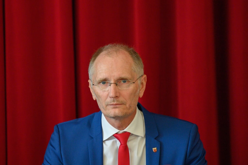 Andreas Dittmann (SPD), Bürgermeister der Stadt Zerbst/Anhalt am Podium der Versammlung vom Städte- und Gemeindebund Sachsen-Anhalt.