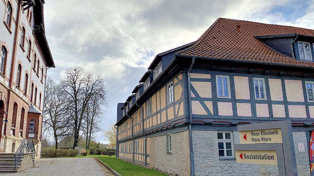 Blick auf zwei der Gebäude des Seniorenparks Cecilie in Halberstadt. Hier kommt Künstliche Intelligenz zum Einsatz.