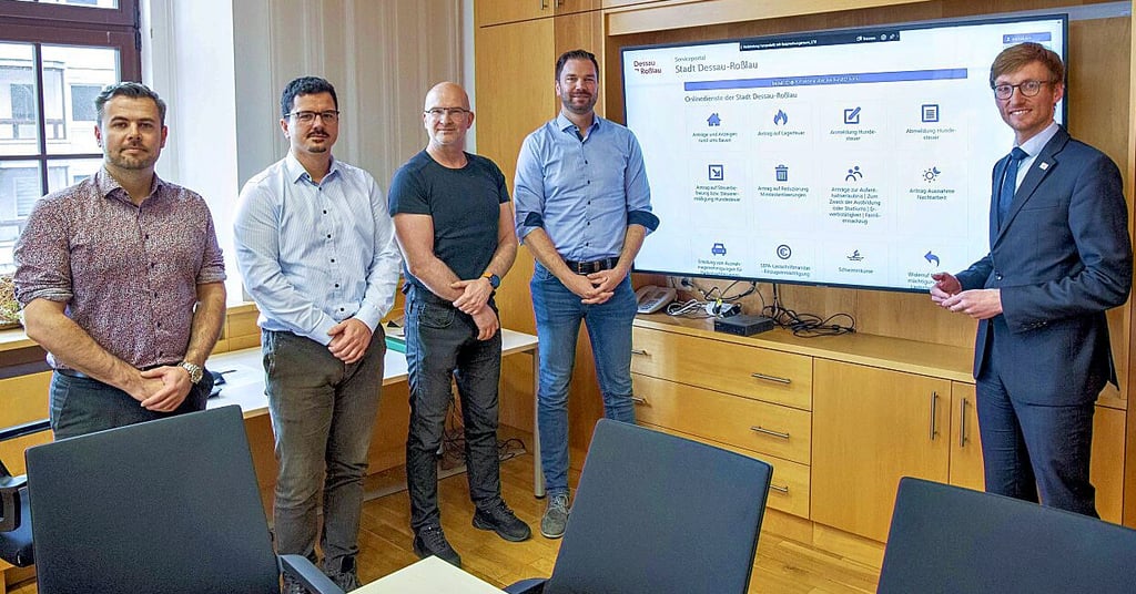 Beigeordneter André Ulbrich (rechts) stellt mit Martin Unger, Stephan Barthel, Christian Meister und Daniel Scheffer (v.l.n.r) neue digitale Angebote der Stadtverwaltung Dessau-Roßlau vor.