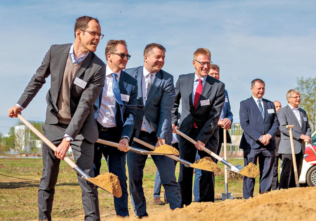 Am Freitag lud CropEnergies im Chemie- und Indsutriepark Zeitz zum Spatenstich. Fritz Georg von Graevenitz (von links), CEO von CropEnergies, Alberto Giovanzana vom Technologie-Geber und Wirtschaftsminister Sven Schulze (CDU) packen zu.