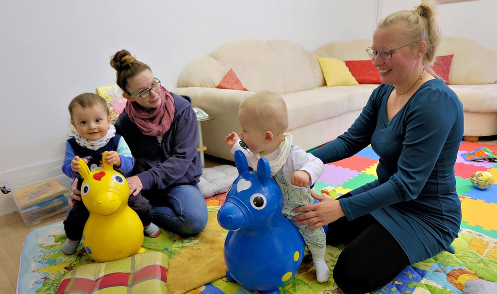 Isabelle Grundmann (2. v. l.) und Christin Grosch (rechts) freuen sich über das familienbildende Angebot in der Stadt.