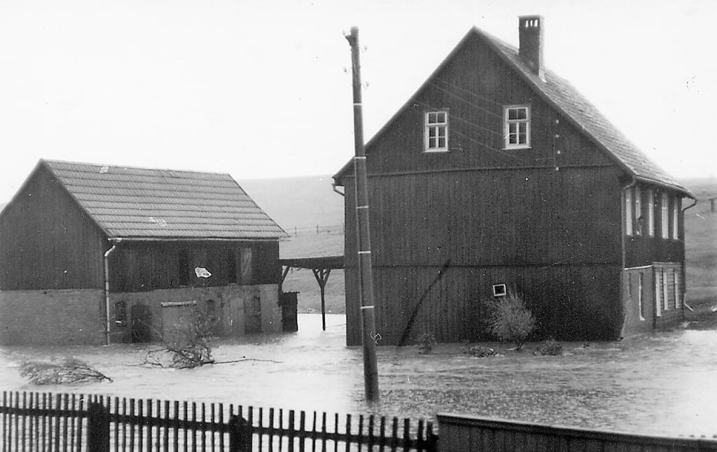 Hunds Mühle in Benneckensteins Unterstadt war 1980 vom Hochwasser umschlossen.