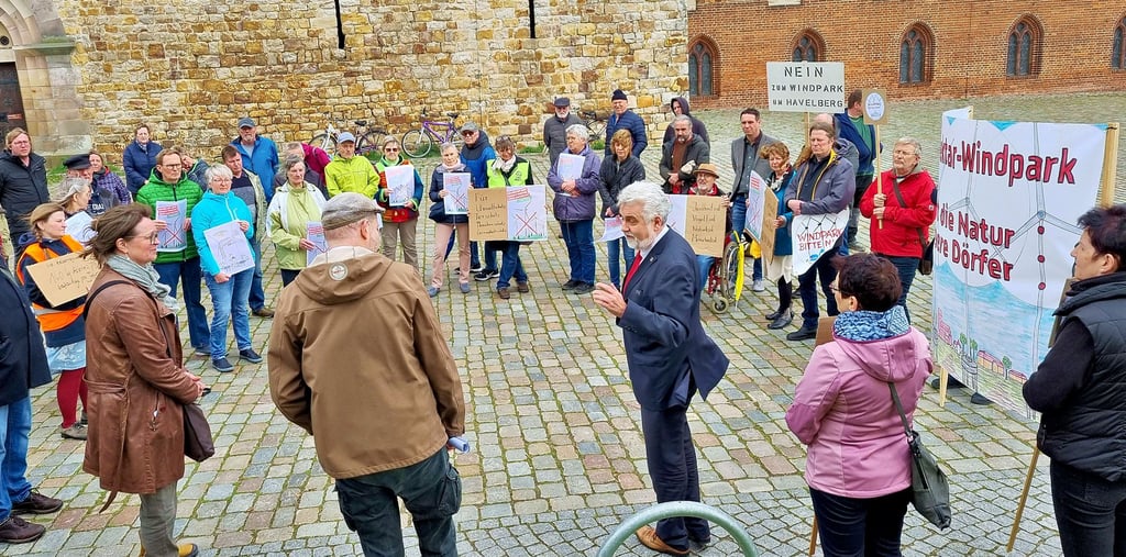 Der Verein "Gegenwind Deutschland" hat am Freitag Sachsen-Anhalts EnergieministerArmin Willingmann auf dem Domplatz in Havelberg mit einer Demo empfangen.