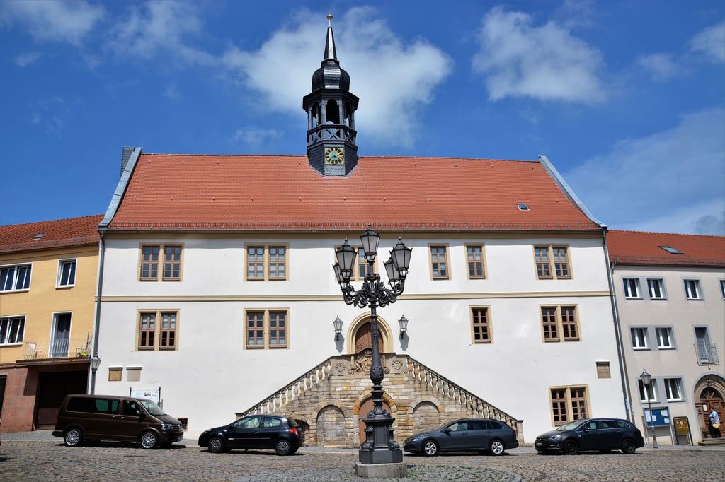 Der Marktplatz in Wanzleben mit dem historischen Rathaus.