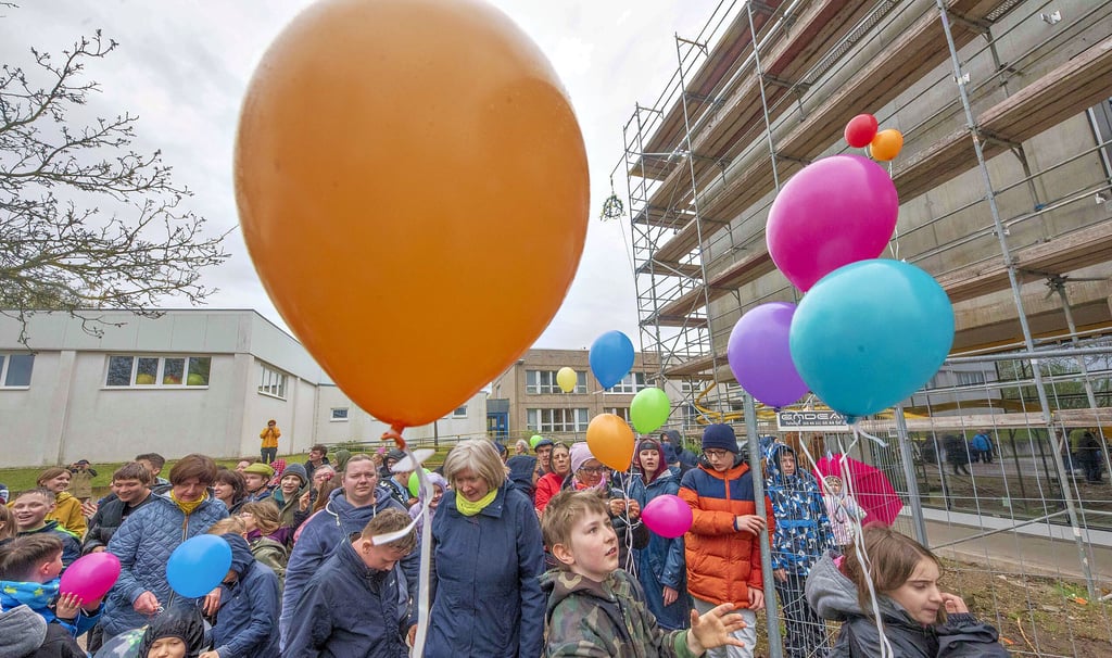 Bunte Luftballons begleiteten das Richtfest für den Ersatzneubau der Körperbehindertenschule in der Kreuzbergstraße.