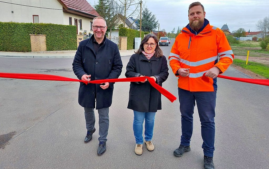 Bürgermeister Jan-Hendrik Bahn, Planerin Barbara Schulze und Benjamin Dietz-Lübeck (v.li.) von Jaeger-Bau geben die Flurstraße offiziell frei.