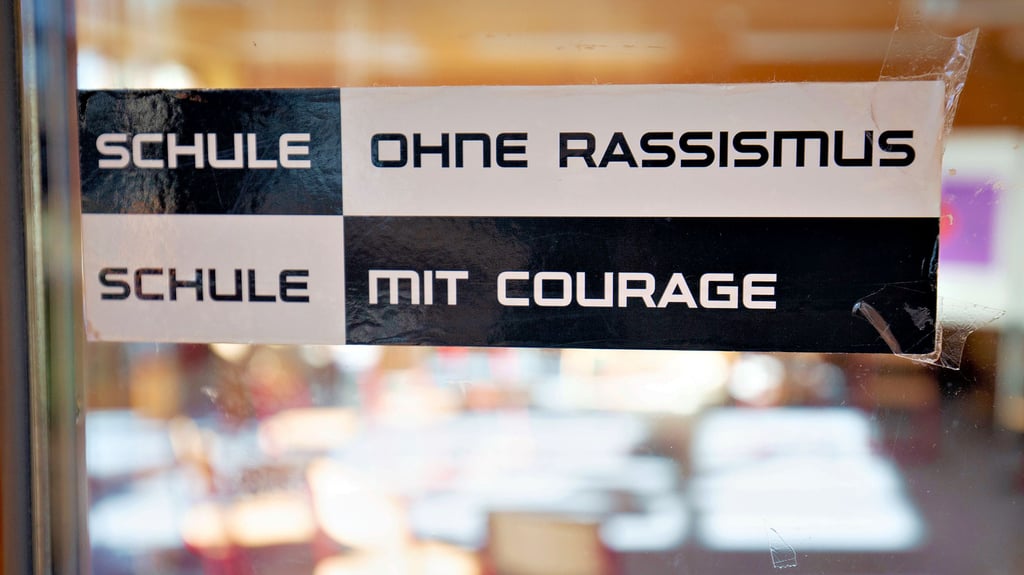 Die Netzwerkschulen erhalten ein Schild, das sie an ihrem Gebäude anbringen können.