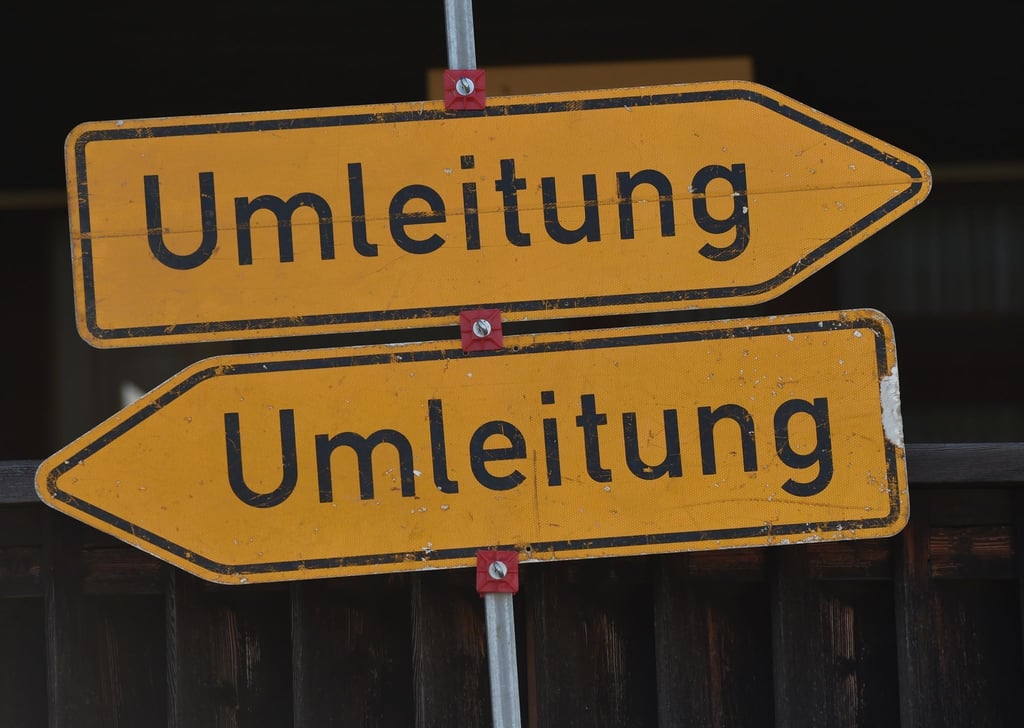 Zwei Umleitungsschilder zeigen in unterschiedliche Richtungen.
