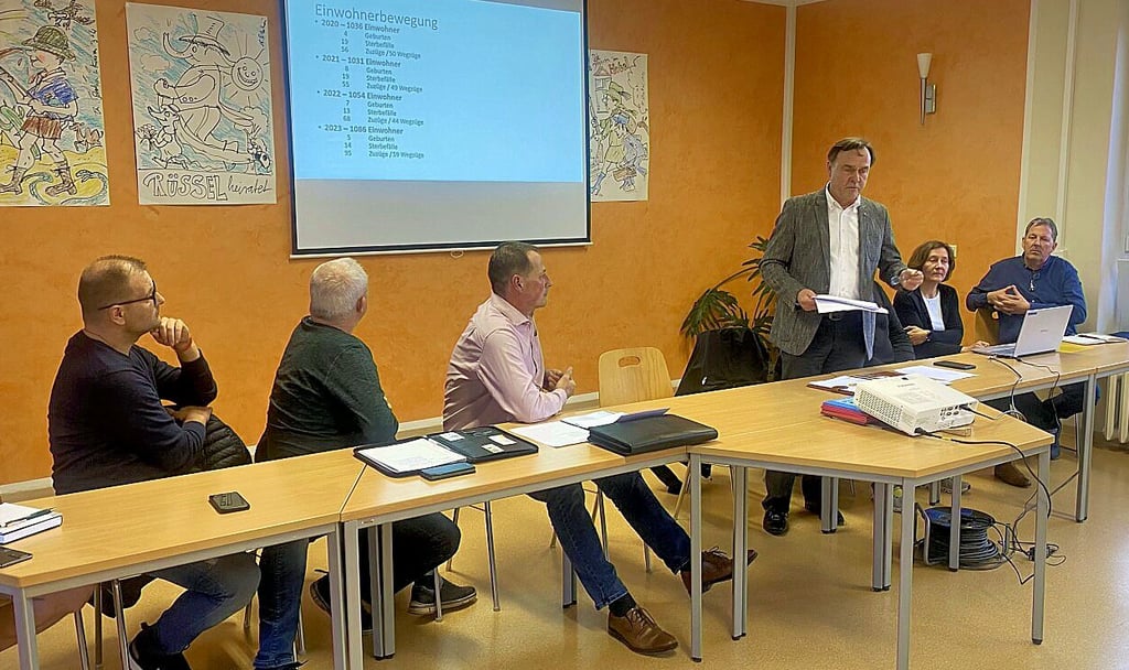 Das Präsidium: links der Ortsteilbeirat, rechts Bürgermeistser Michael Jahn (stehend) mit seinen Mitarbeitern