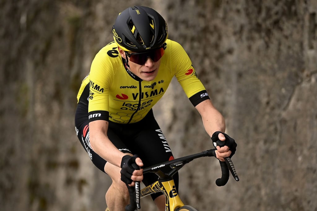 Jonas Vingegaard und weitere Top-Stars sind bei der Baskenland-Rundfahrt in einen dramatischen Sturz verwickelt worden.