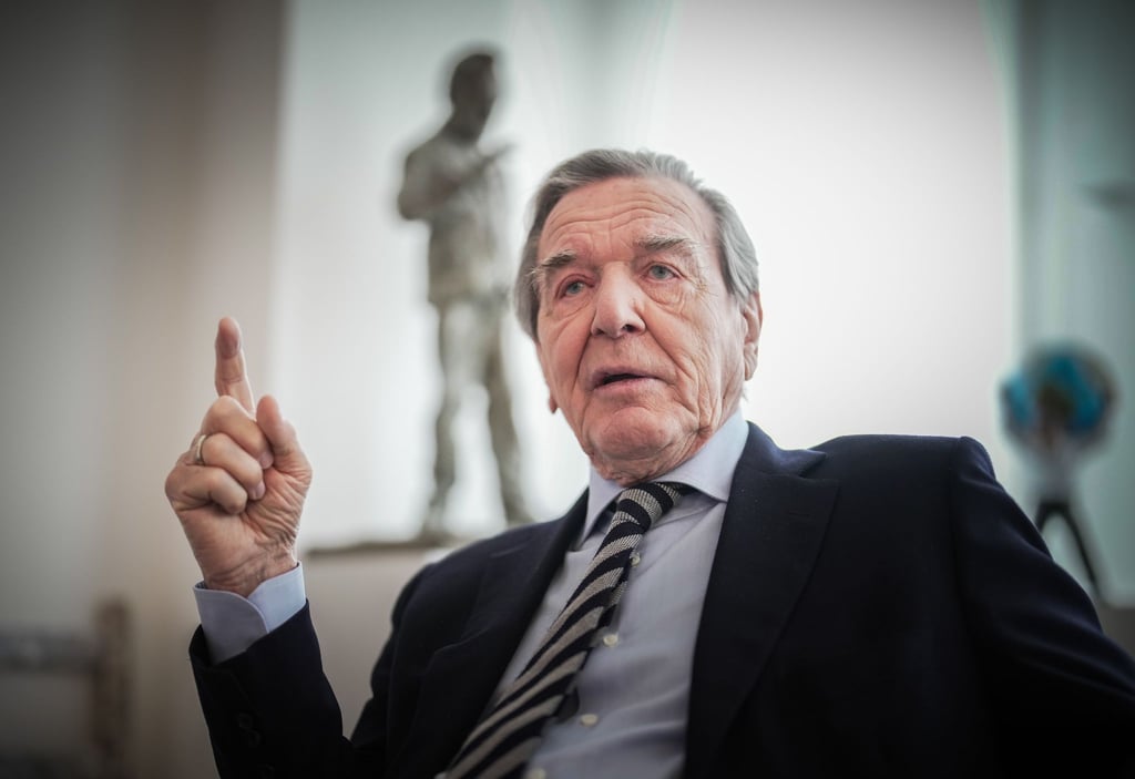 Gerhard Schröder (SPD) ist seit seiner Kanzlerschaft von 1998 bis 2005 mit Russlands Präsident Wladimir Putin befreundet.