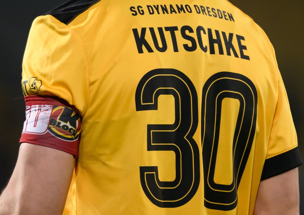 Dynamos Stefan Kutschke trägt die Kapitänsbinde mit der Aufschrift K Block.