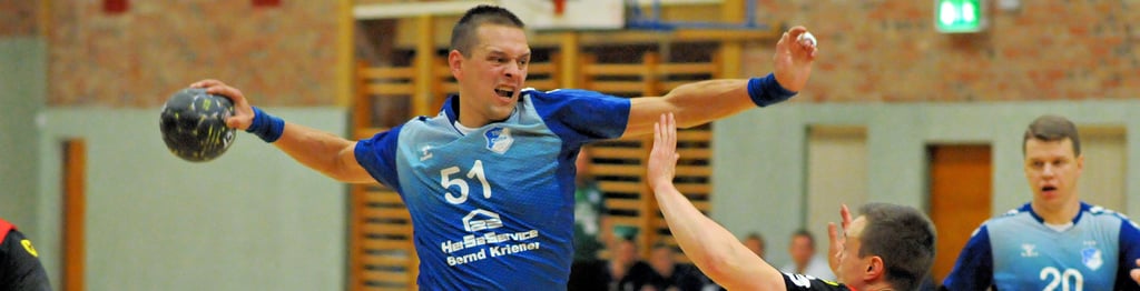 Felix Kralik (am Ball) und die TSG Calbe rechnen erneut mit großer Gegenwehr im Derby gegen die SG Lok Schönebeck um Julian Bauer.