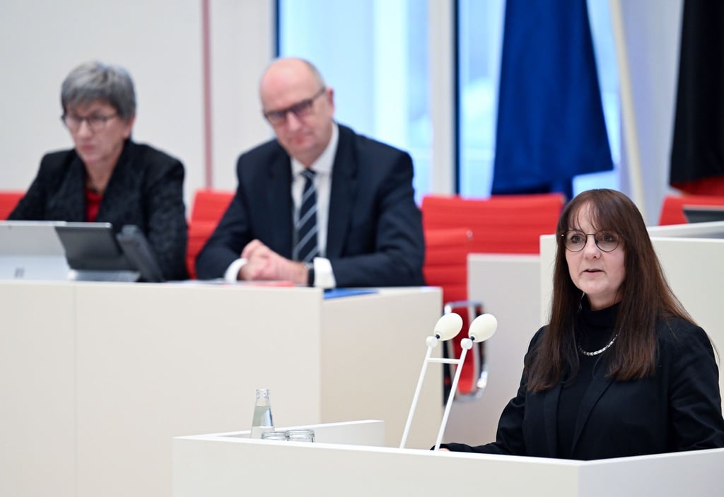 Katrin Lange (r, SPD), Brandenburger Ministerin der Finanzen und für Europa, spricht während der Sondersitzung des Landtages Brandenburg.