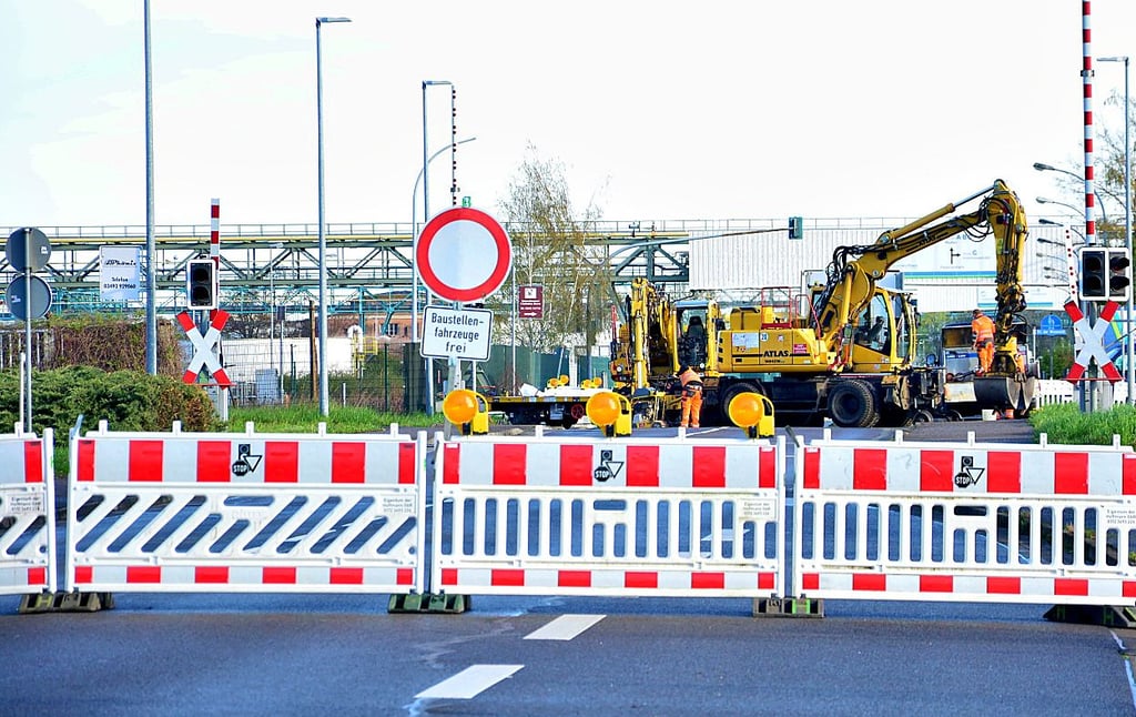 Seit Donnerstag ist der Bahnübergang in der Bitterfelder Parsevalstraße wegen Bauarbeiten voll gesperrt.