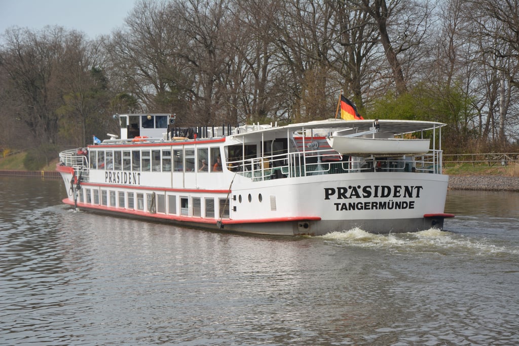 In Burg startet eine Tour zur Trogbrücke mit der Reederei Kaiser aus Tangermünde.
