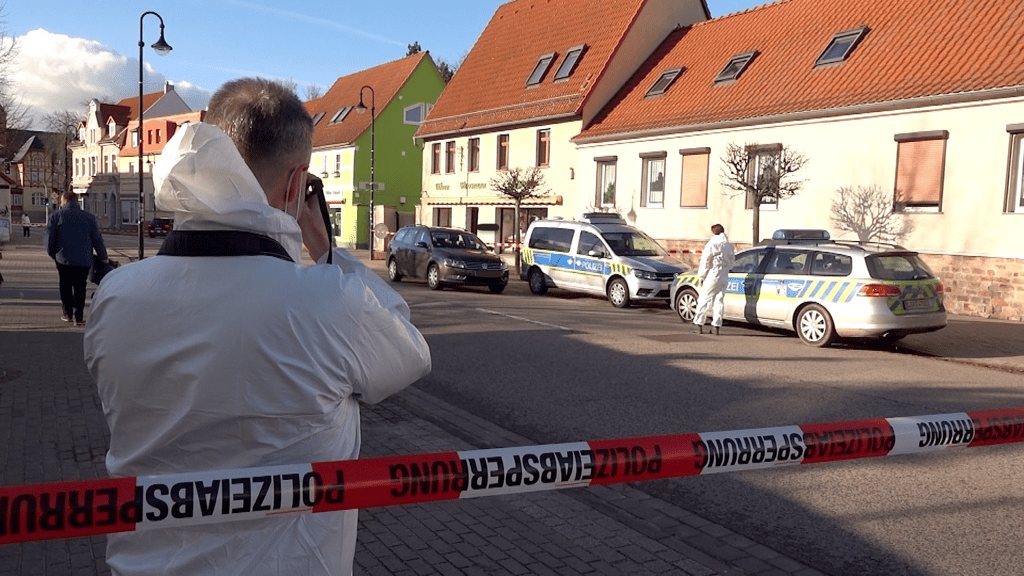 Polizeieinsatz Anfang Februar 2023 nach einem brutalen Überfall auf ein Juweliergeschäft in Gommern.