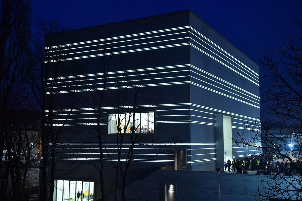 Mit weißen Lichtbändern an der Fassade zeigt sich das Bauhaus-Museums Weimar am Tag seiner Eröffnung.
