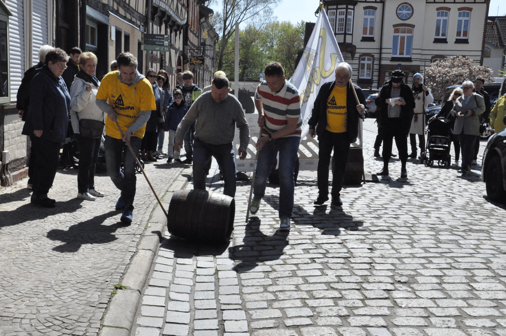 Bierfäßer wurden zum Hopfenmarkt 2023 in Salzwedel gerollt.