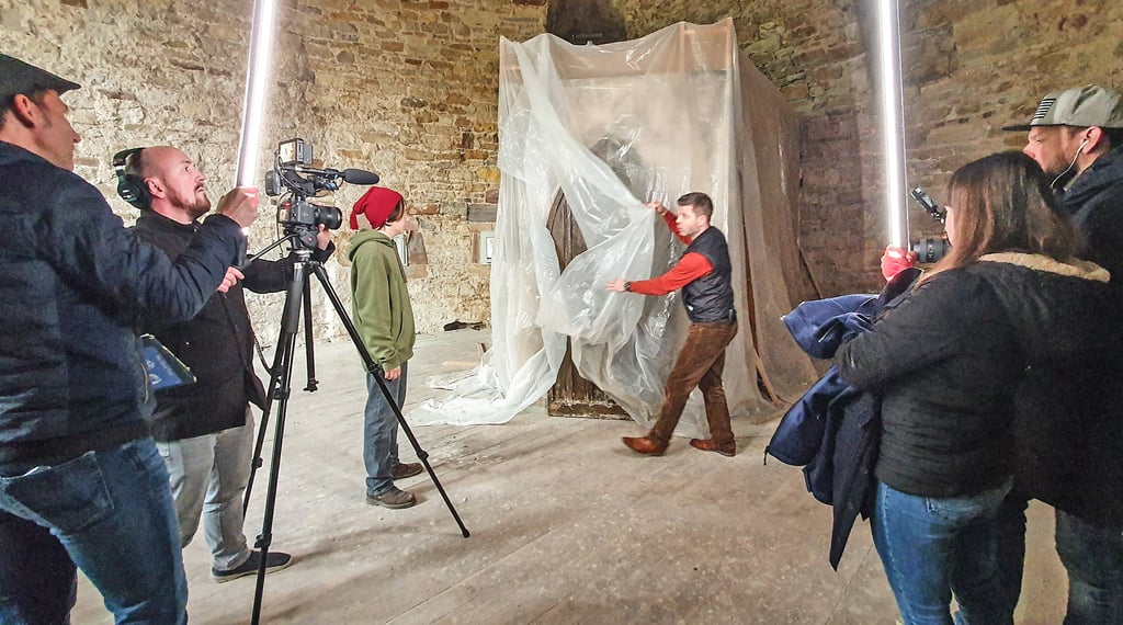 Dreharbeiten zum App-Projekt mit Hauptdarsteller Benedikt Jenke (dritter v. l.) und Burgmanager Christian Linke in der Nordostbastion der Burg Querfurt.