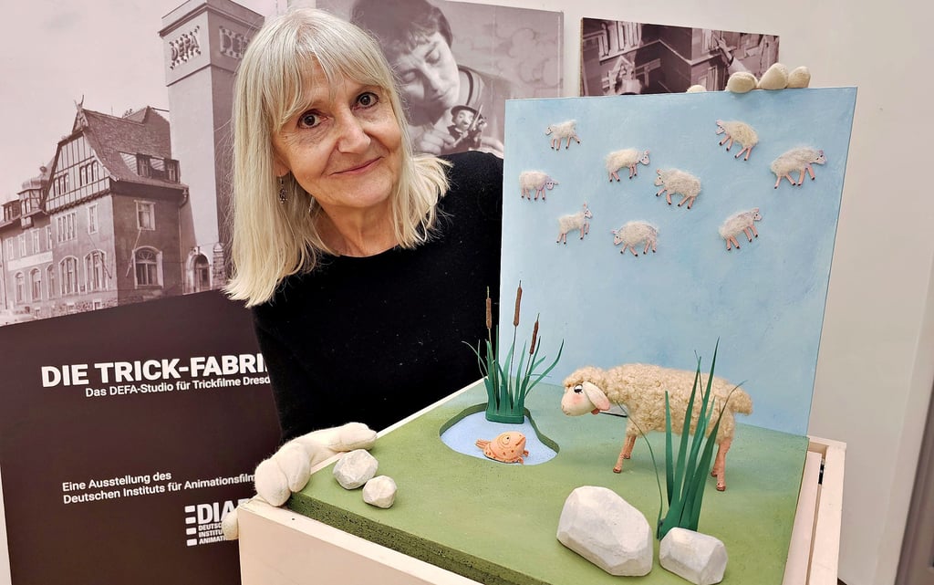 Bühnenbildnerin Martina Großer präsentiert das Szenenbild für „Das Wolkenschaf“. Das ursprüngliche Szenenbild für den Trickfilm stammte laut ihrer Aussage von Willi Sitte.
